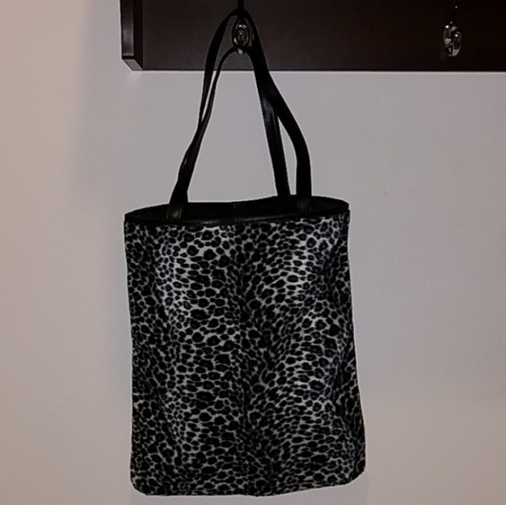 🛍NWOT! Faux fur animal print tote/carryall bag.